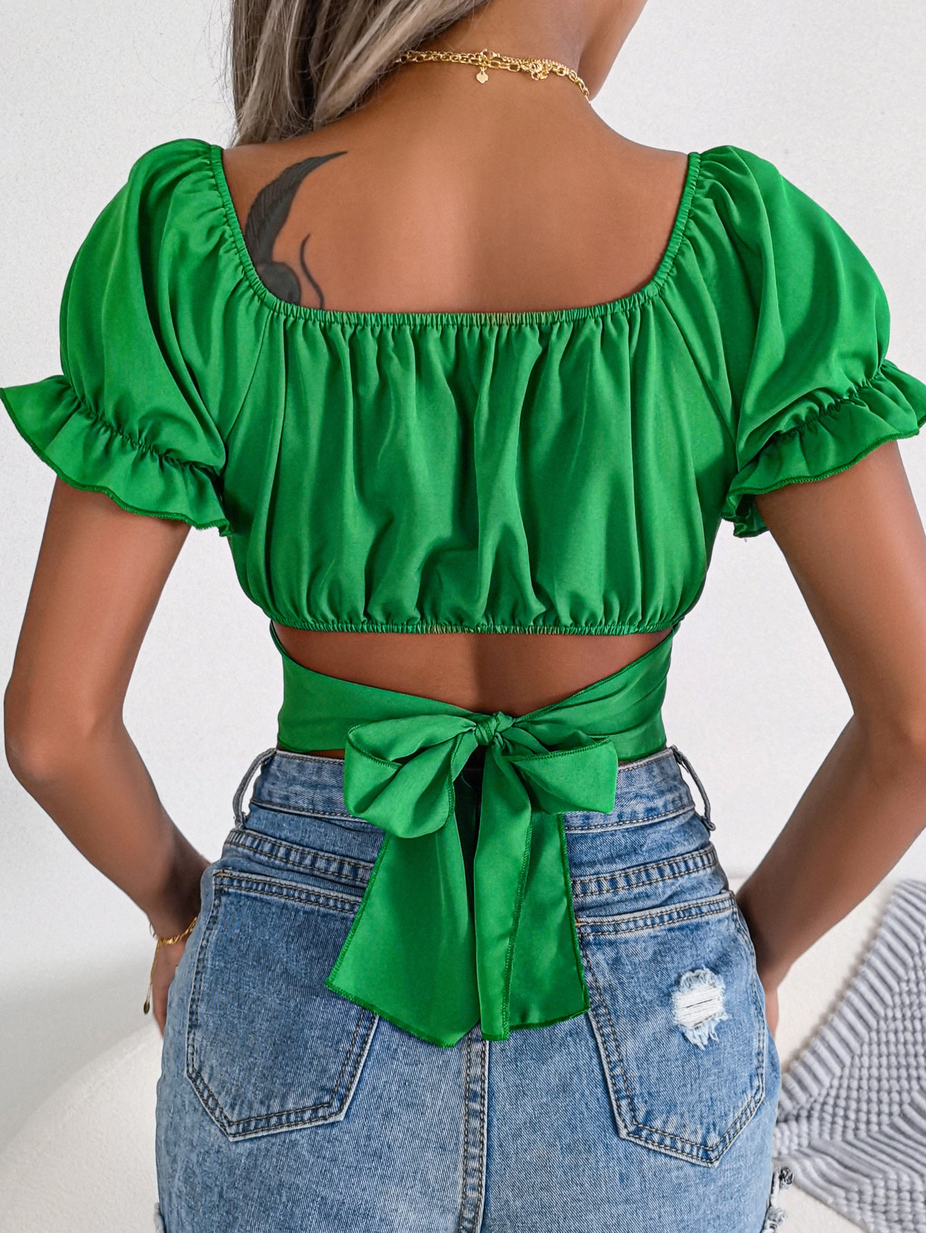 Kurzes Chiffon-Top mit Bindegürtel und Lotus-Ärmeln