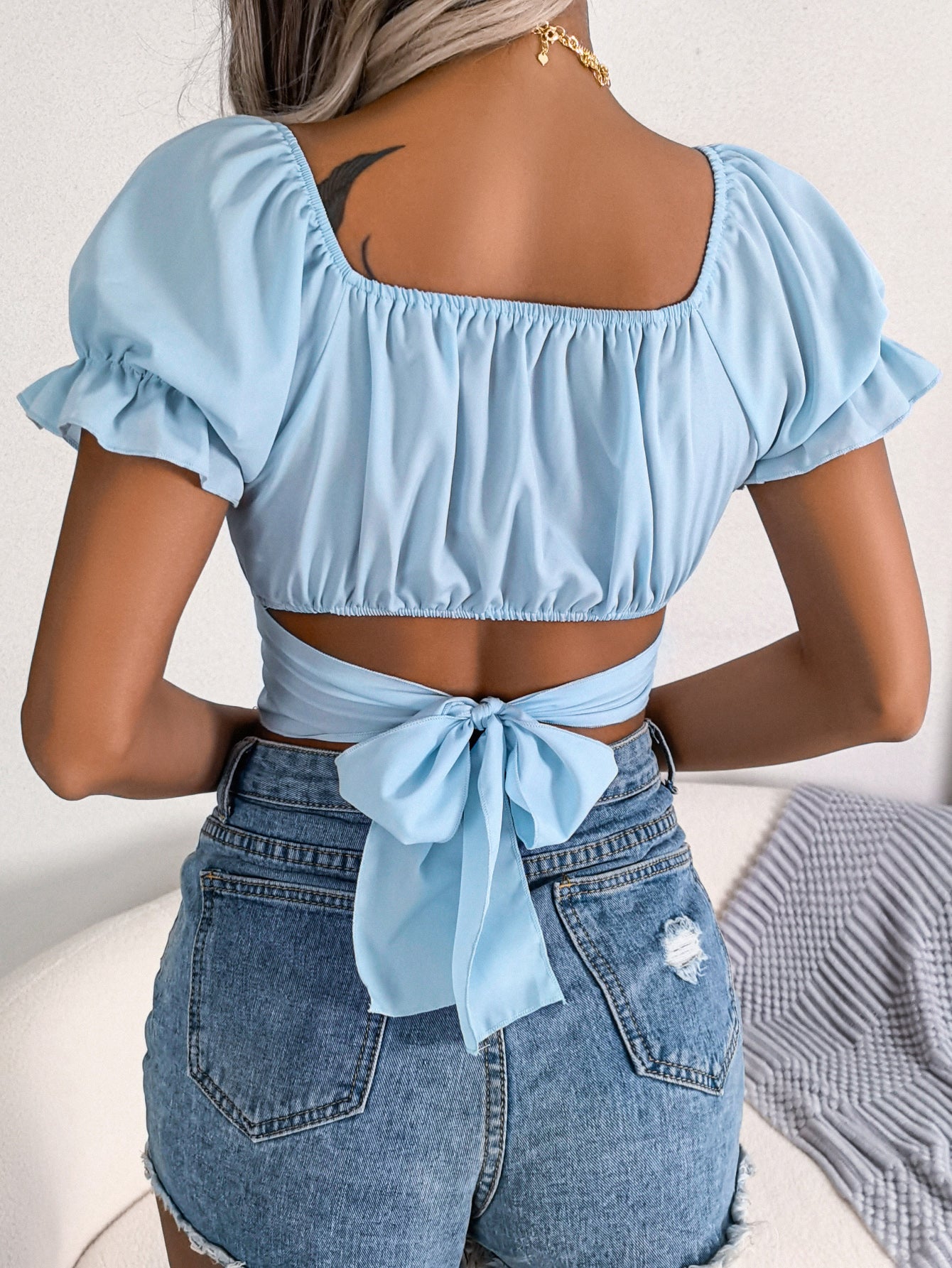Kurzes Chiffon-Top mit Bindegürtel und Lotus-Ärmeln