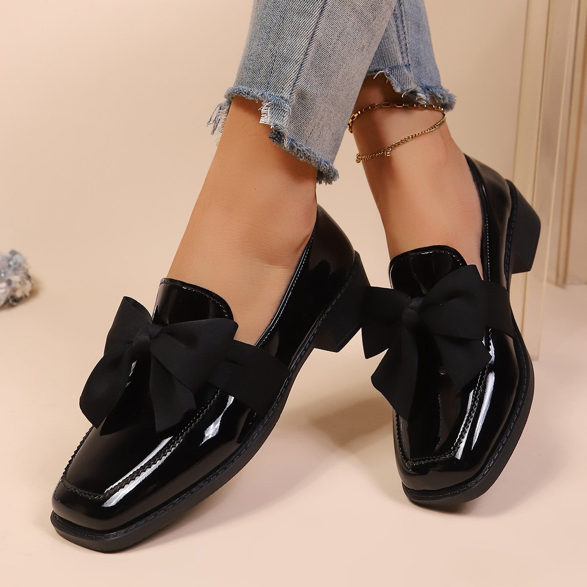 Elegante Leder-Loafer mit Blockabsatz und Schleife