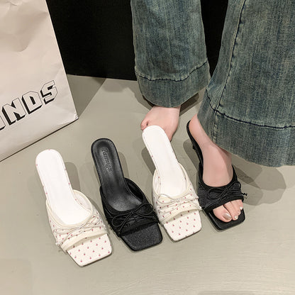 Quadratische Peep-Toe Sandaletten mit zarter Schleife