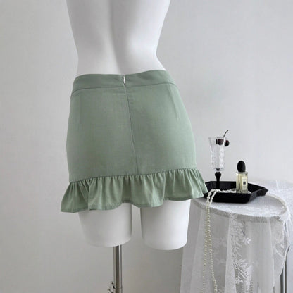 Figurbetonter Minirock mit verspielter Raffung und Rüschensaum