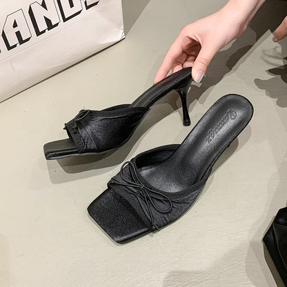 Quadratische Peep-Toe Sandaletten mit zarter Schleife