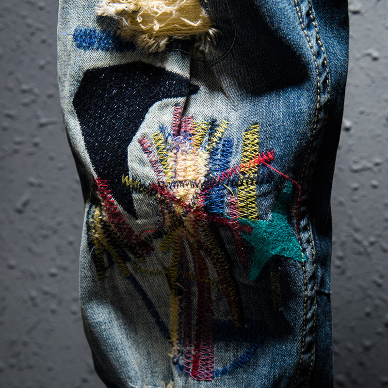 Bunt bestickte Loch-Jeans