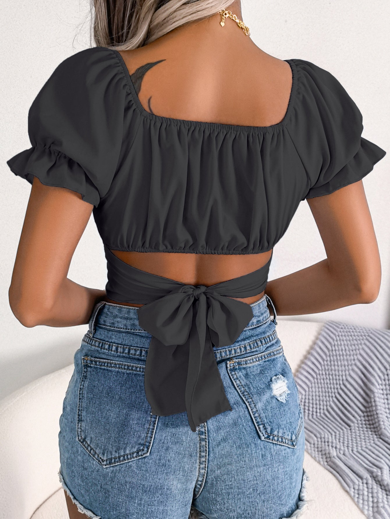 Kurzes Chiffon-Top mit Bindegürtel und Lotus-Ärmeln