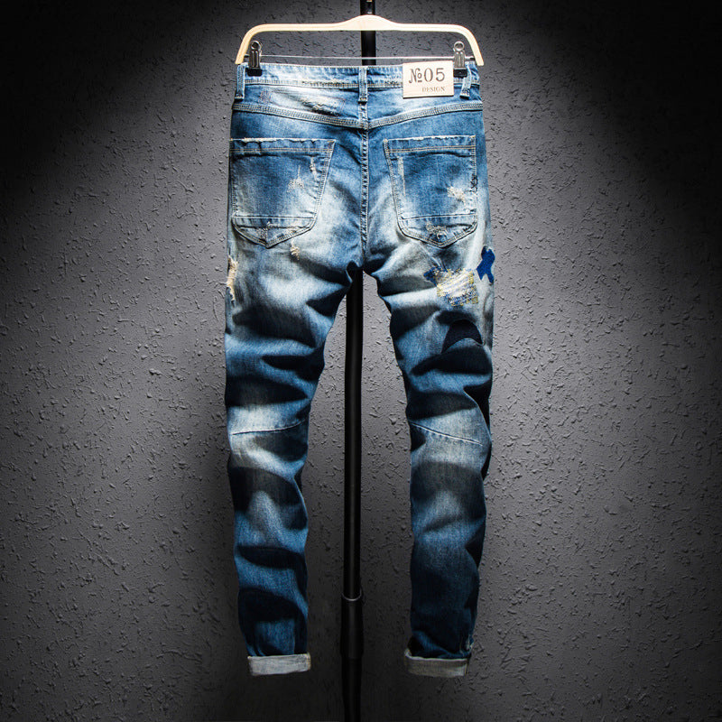 Bunt bestickte Loch-Jeans