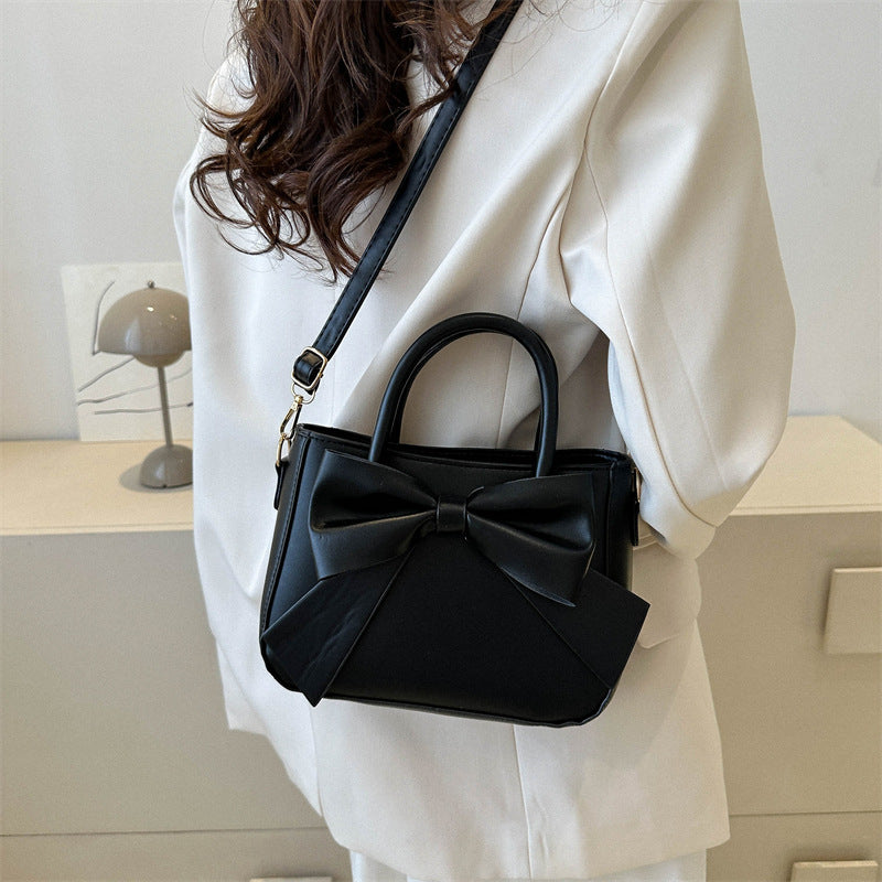 Elegante quadratische Handtasche mit XXL-Schleife