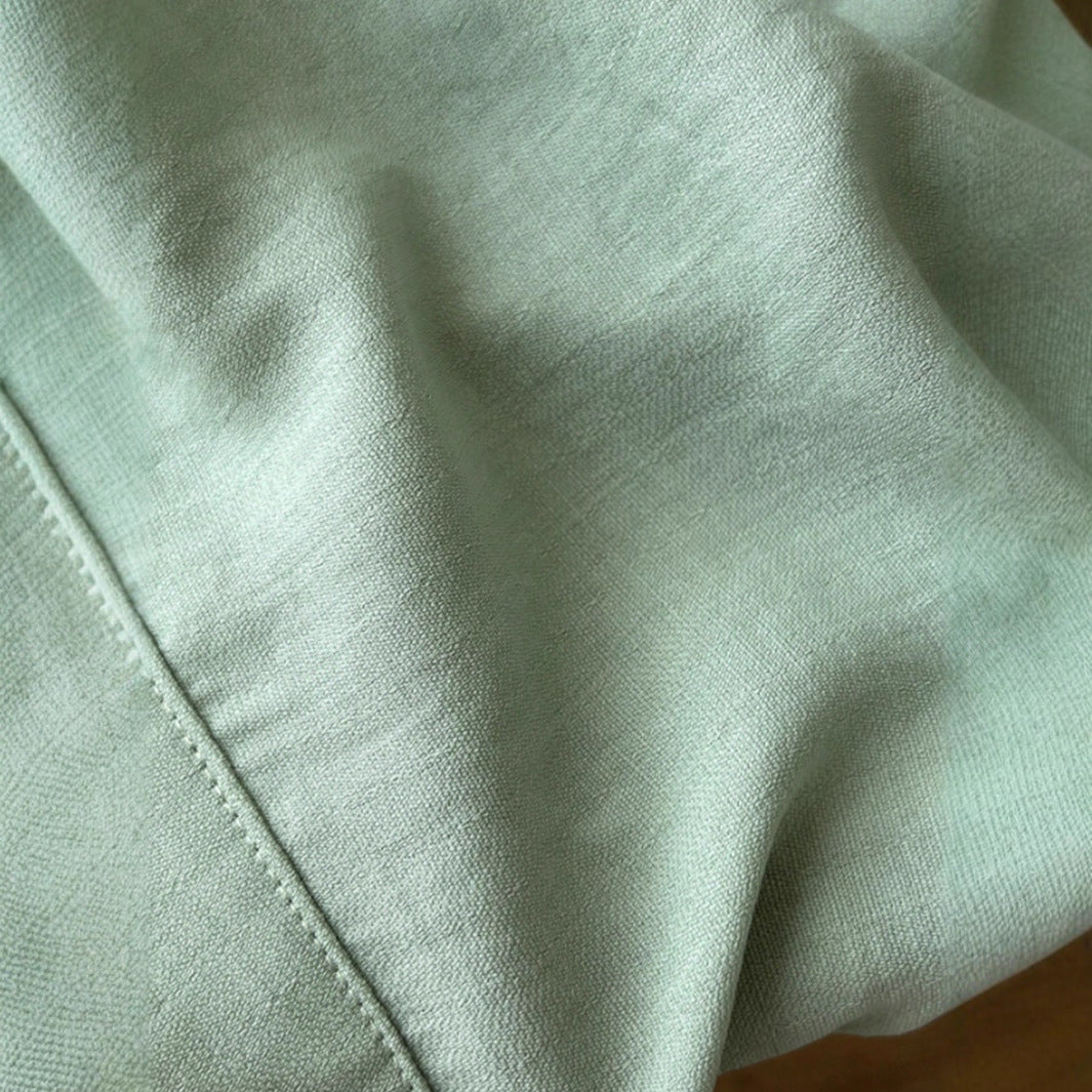 Figurbetonter Minirock mit verspielter Raffung und Rüschensaum