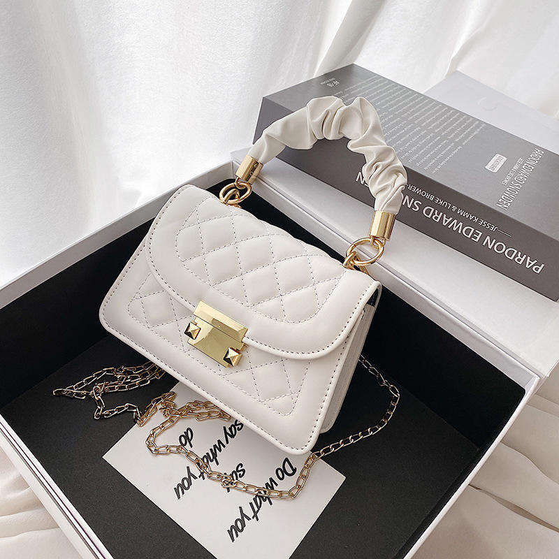 Elegante Designer-Tasche mit edler Steppung & modischem Statement-Griff – Exklusiver Look