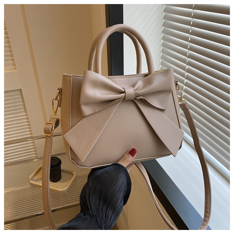 Elegante quadratische Handtasche mit XXL-Schleife